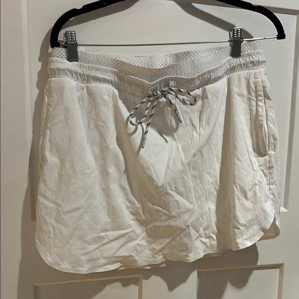 Athleta White Trekkie Crest Skirt - size 12